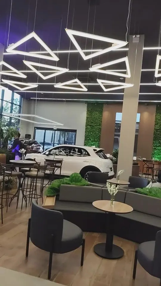 Showroom da GWM em Dourados com luminárias triangulares no teto