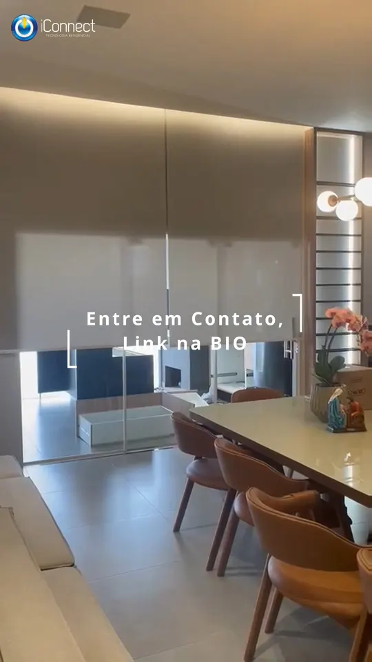 Sala de jantar com cortinas automatizadas e iluminação embutida